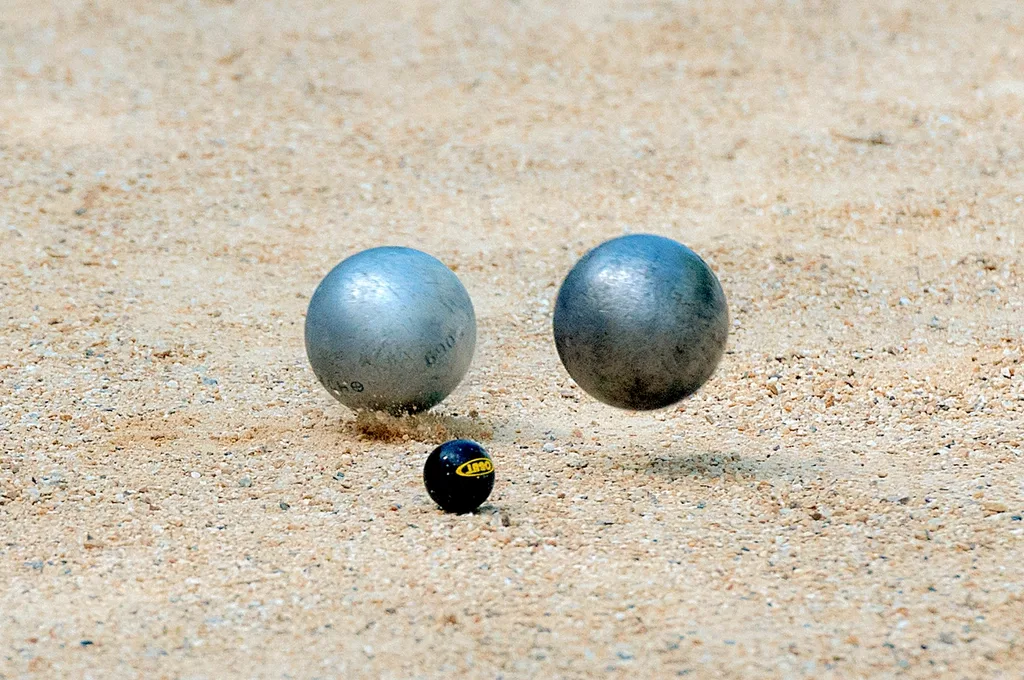 Jeu de boules-ballen rollen over het grind